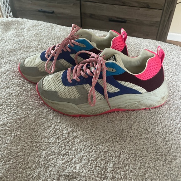 Women’s tennis shoes - Picture 1 of 4